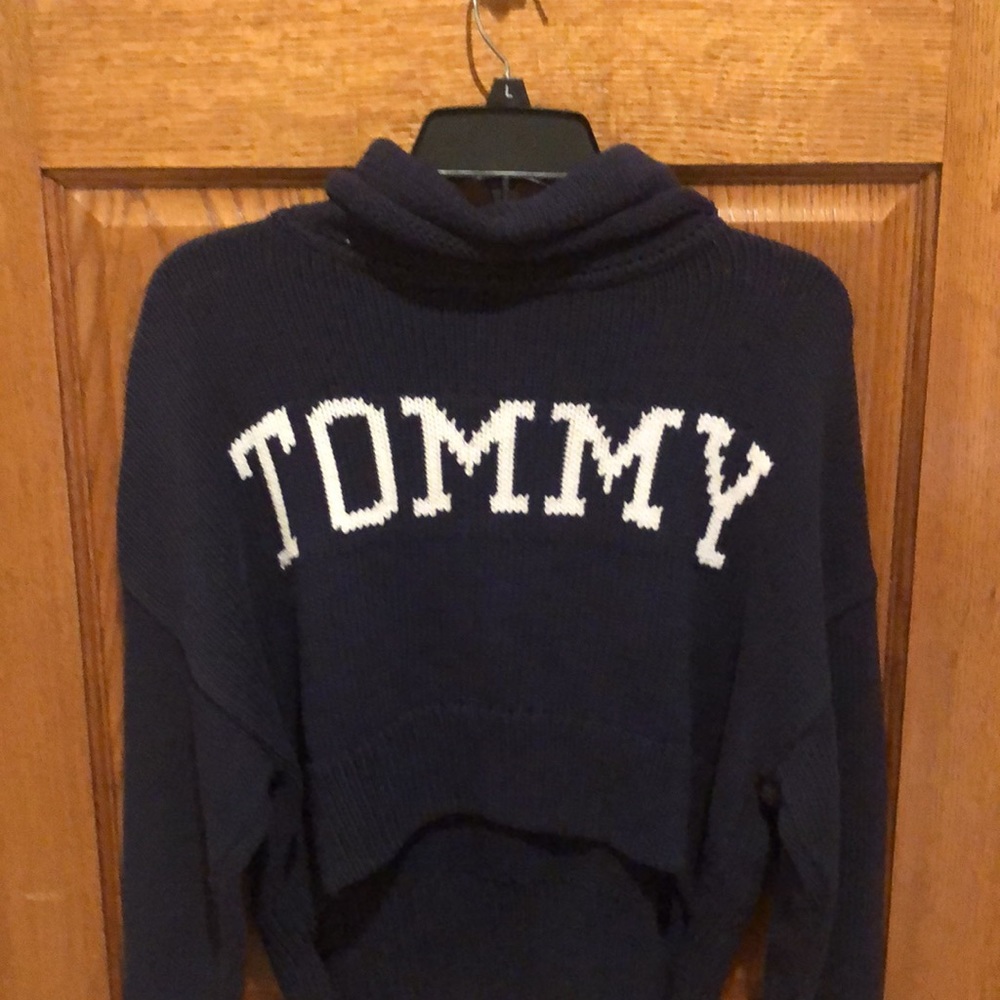 Tommy Hilfiger logo crop sweater. Size s.